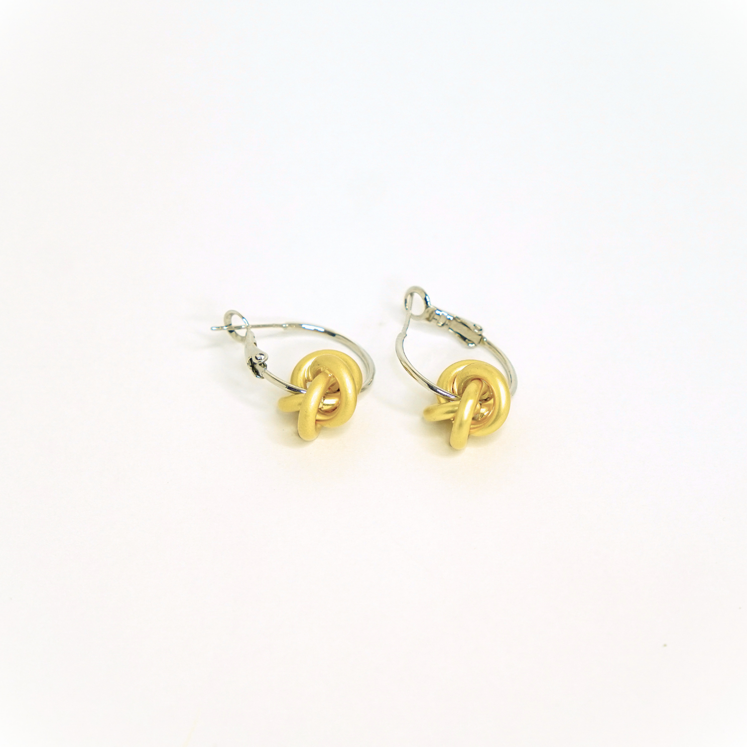 Dual Knot Hoops