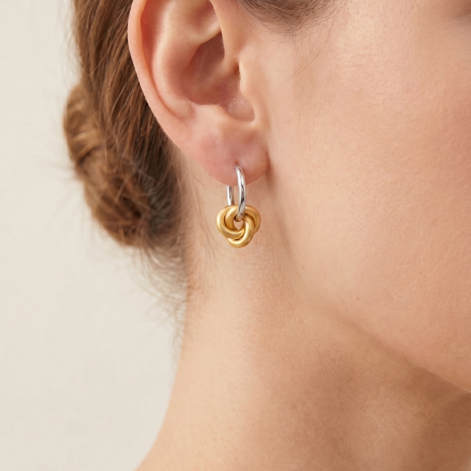 Dual Knot Hoops