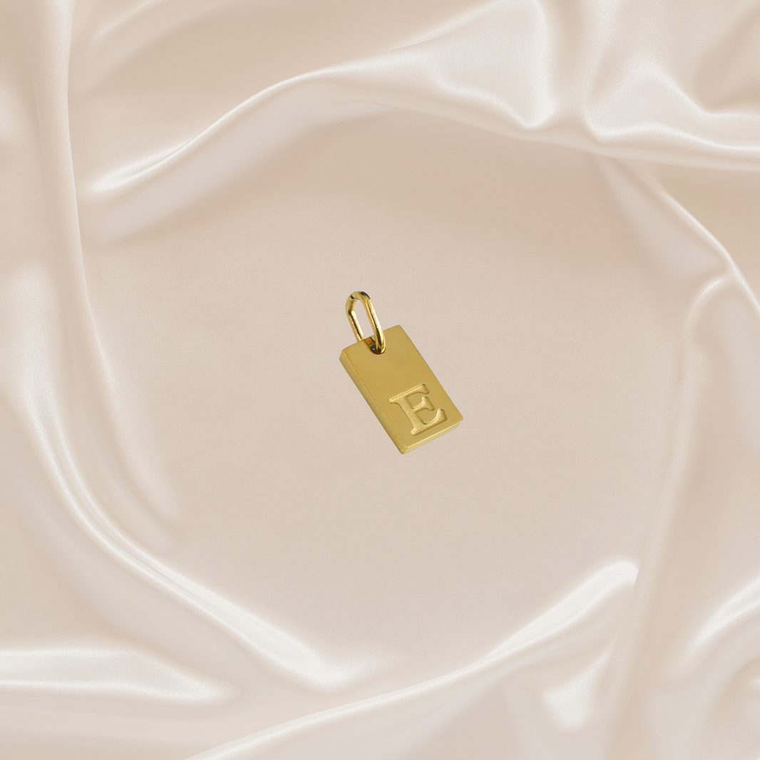 Dainty Alphabet Charm Gold  - E – photo 1