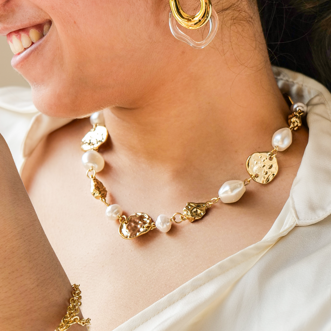 Pearl & Hammered Gold Disc Necklace – photo 1