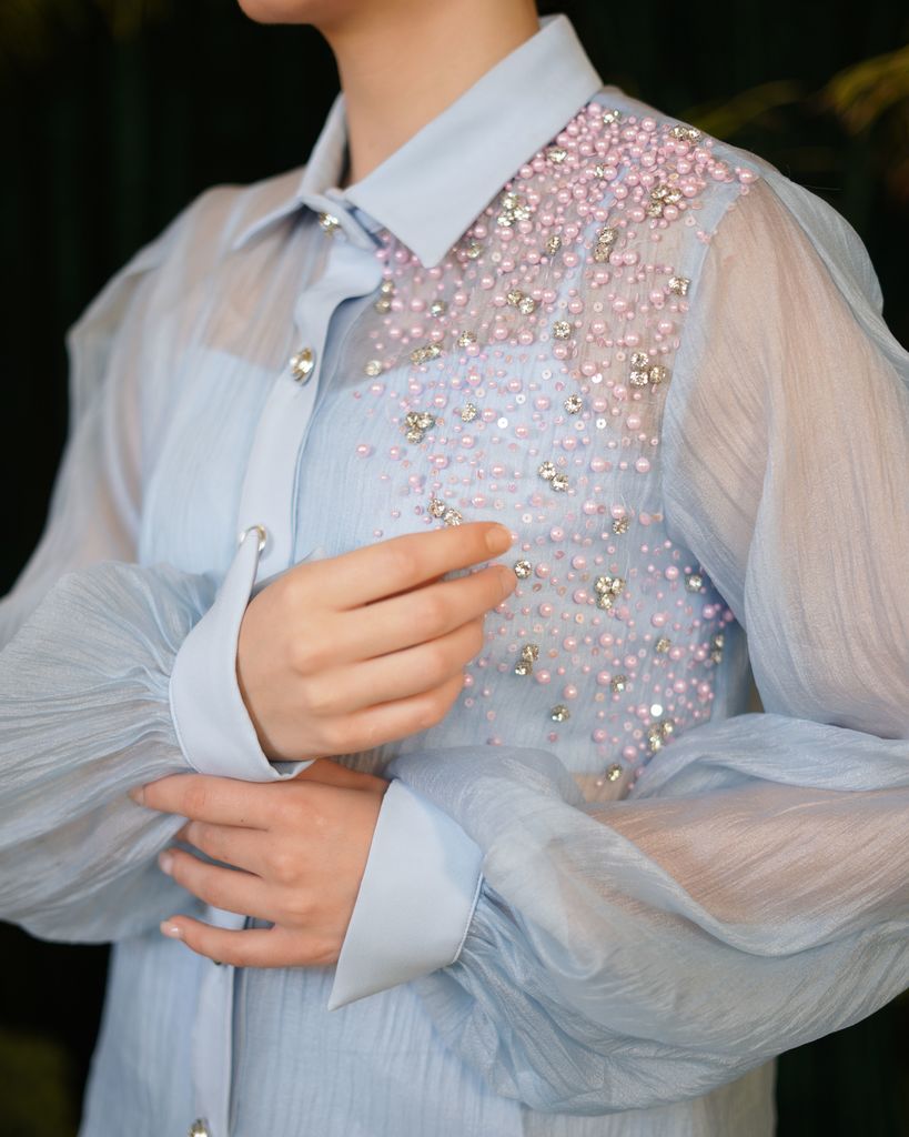 Powdered blue organza shirt with matching trousers – photo 5